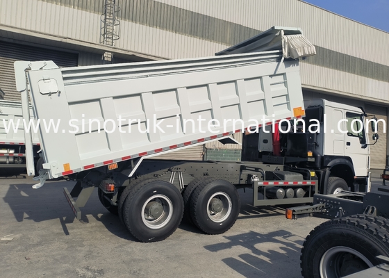 سینوتروک هوو، کامیون با قدرت 380 اسب 6 × 4 20 سی بی ام سفید با پرده اتوماتیک