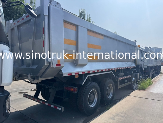 SINOTRUK HOWO 371HP 8X4 کلاه کش کامیون ساخت و ساز پیشروی قدیمی پیشروی نظامی آمپر برای مناطق معدن دو چراغ هشدار دهنده کانتینر نوع U