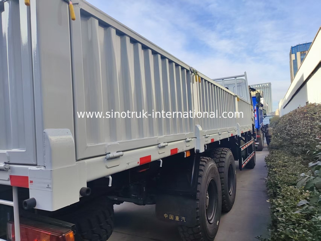 قدرت و انعطاف پذیری را آزاد کنید همه را فتح کنید سفید HOWO 6x6 400HP خارج از جاده کامیون باری