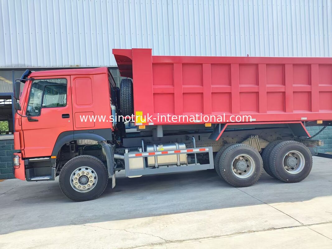کار سنگین HOWO 371 اسب بخار کامیون 6 × 4 با طراحی پایینی متوسط، بدن بار 20 متر مکعب، مجهز به لاستیک های استاندارد 12.00R20 برای حمل و نقل مواد انبوه
